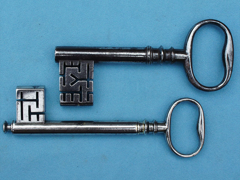 W zabytkowych sejfach spotkać można bardzo wiele typów zamków oraz kluczy...